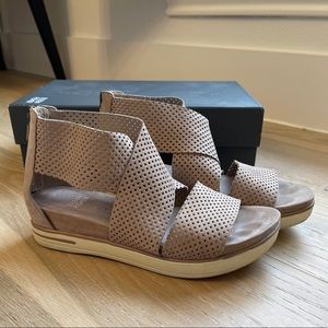 Eileen Fisher cross strap sport sandal, 7 EUC